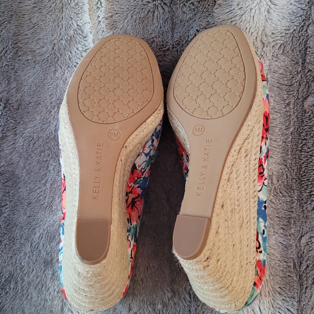 Floral Wedges NWOT Size 9 - Picture 5 of 5